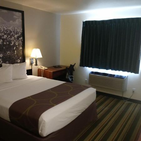 Hotel Super 8 By Wyndham Windsor Zewnętrze zdjęcie