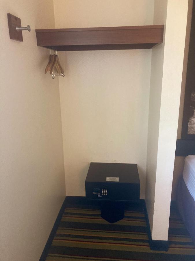 Hotel Super 8 By Wyndham Windsor Zewnętrze zdjęcie
