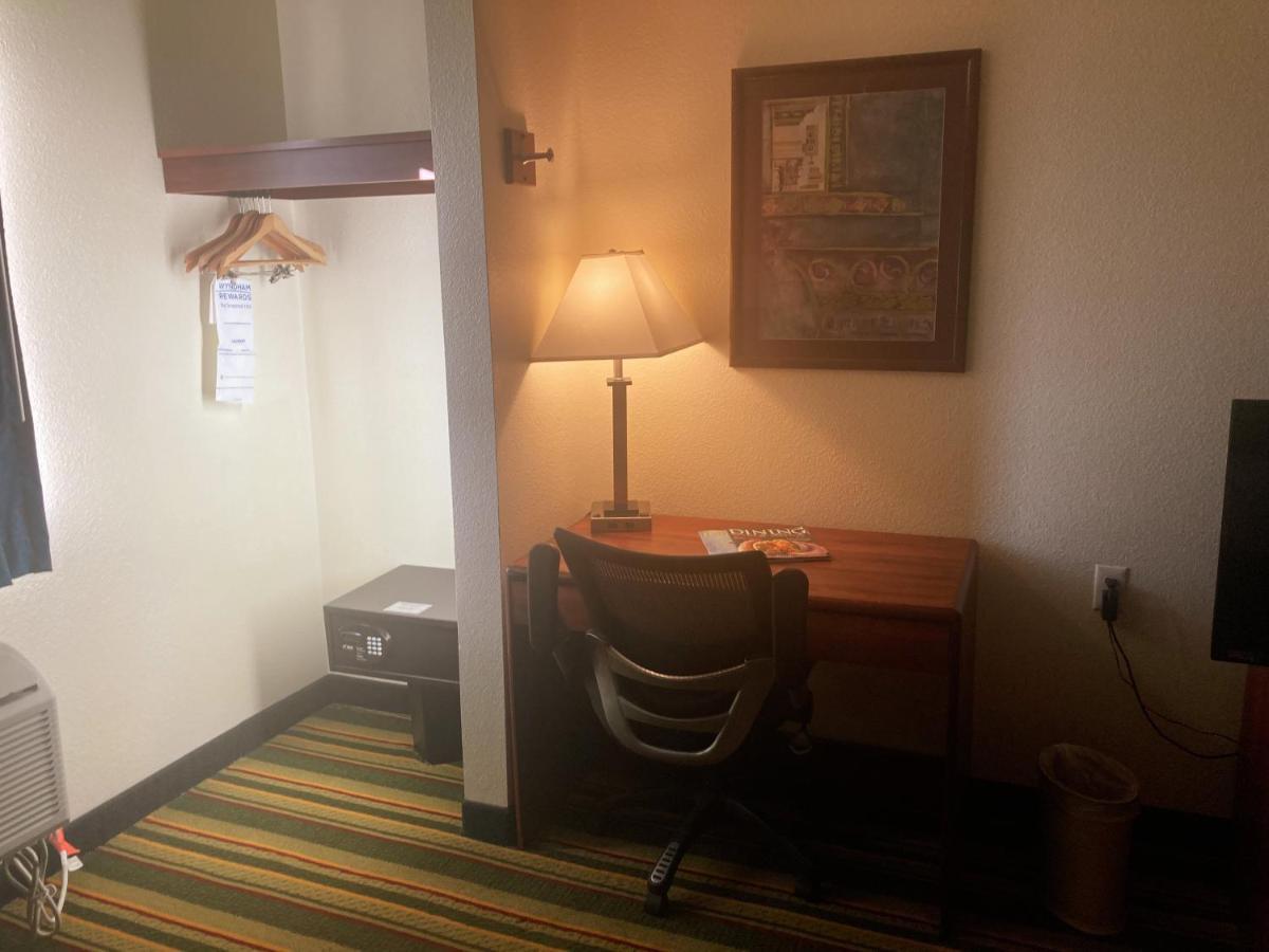 Hotel Super 8 By Wyndham Windsor Zewnętrze zdjęcie