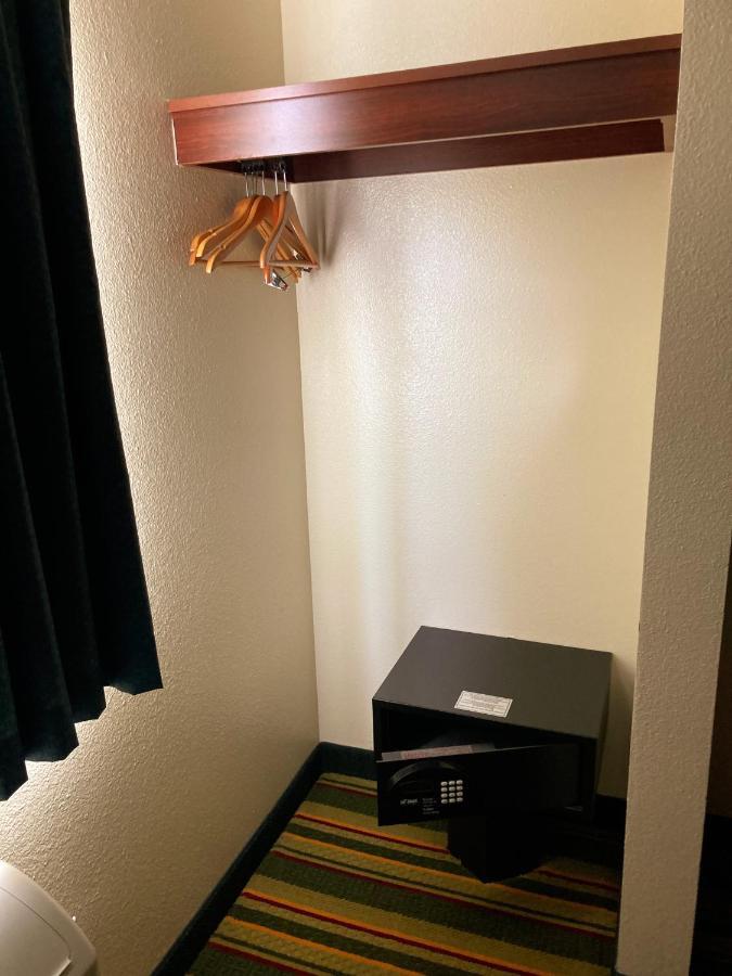 Hotel Super 8 By Wyndham Windsor Zewnętrze zdjęcie