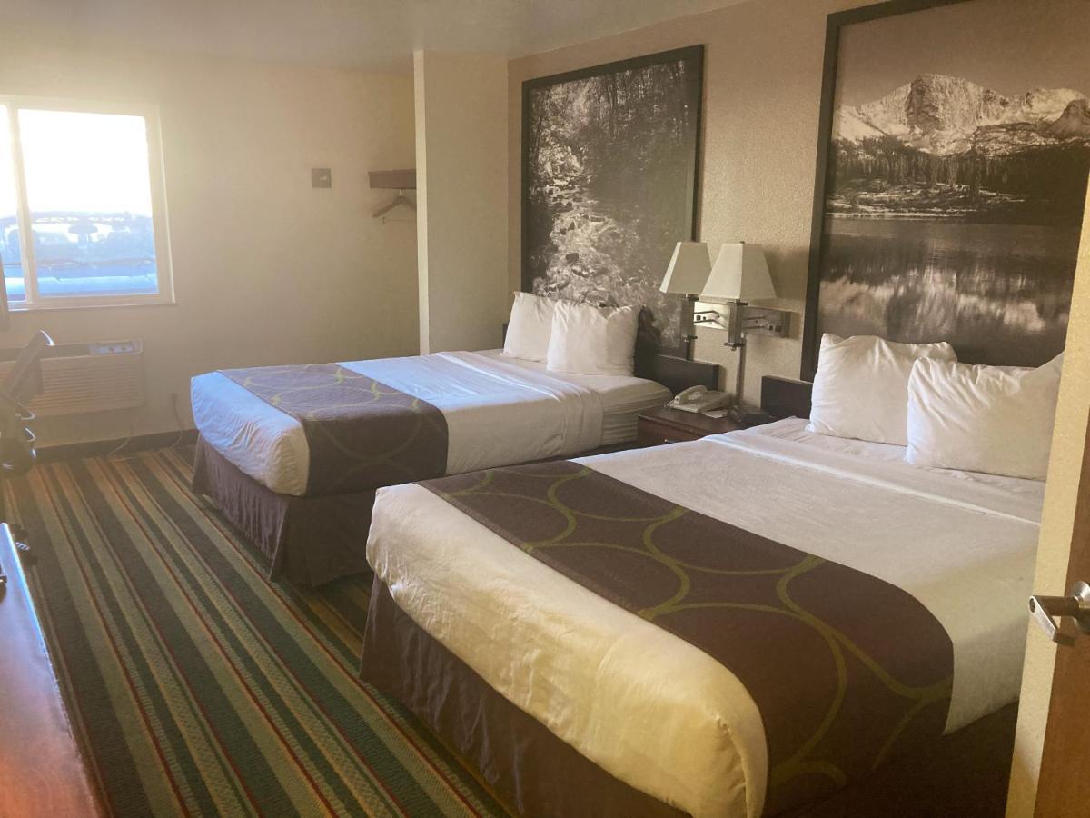 Hotel Super 8 By Wyndham Windsor Zewnętrze zdjęcie