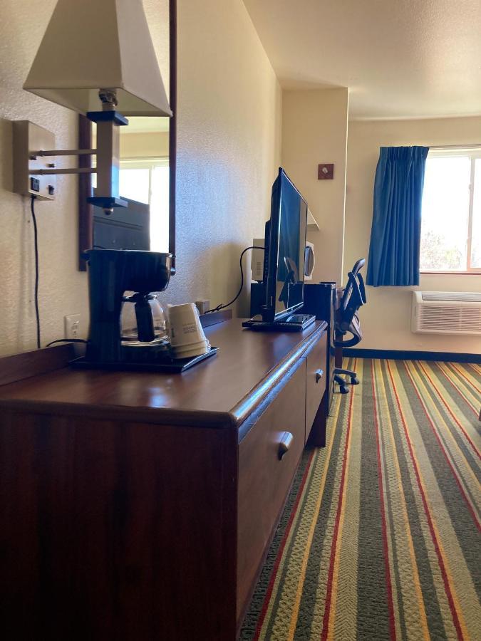 Hotel Super 8 By Wyndham Windsor Zewnętrze zdjęcie
