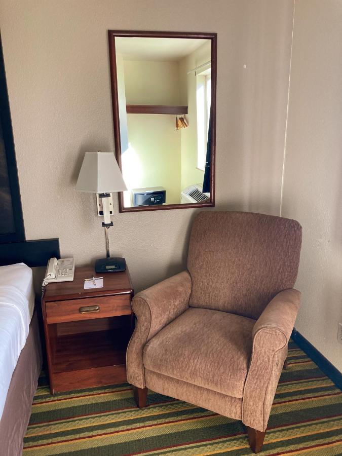 Hotel Super 8 By Wyndham Windsor Zewnętrze zdjęcie