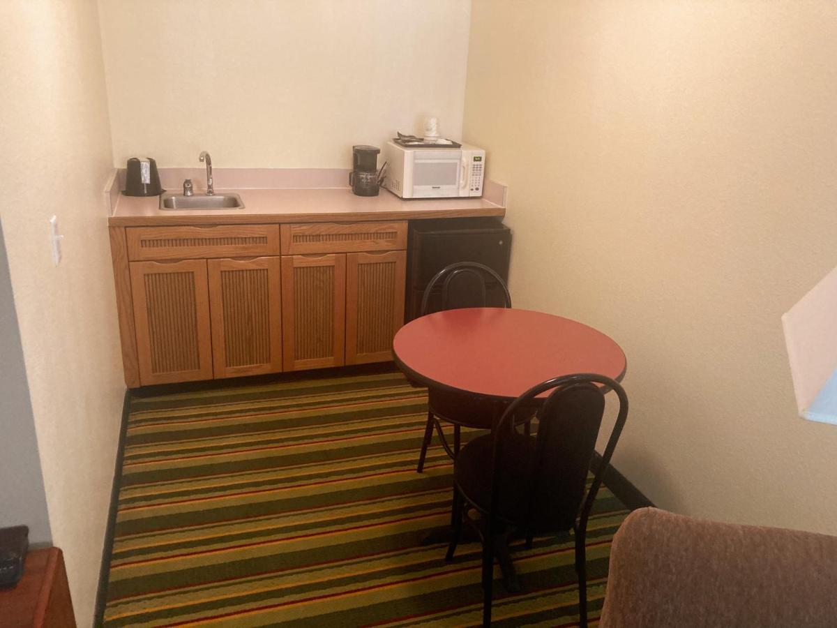 Hotel Super 8 By Wyndham Windsor Zewnętrze zdjęcie