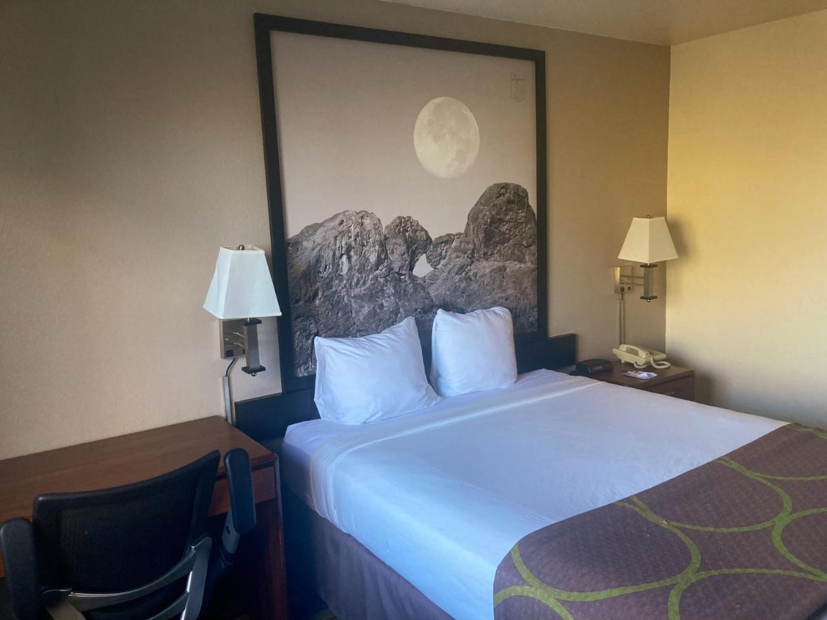 Hotel Super 8 By Wyndham Windsor Zewnętrze zdjęcie