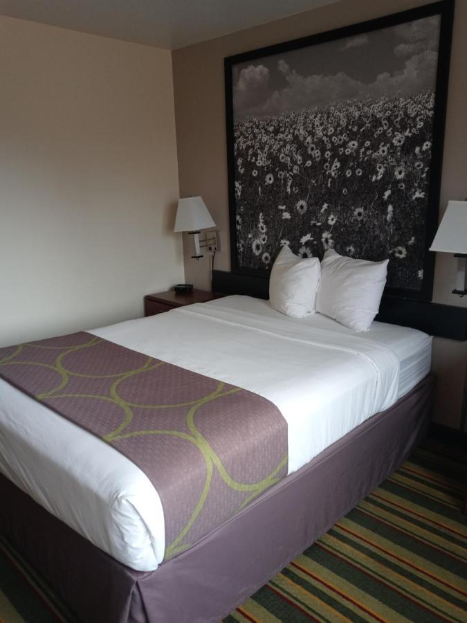 Hotel Super 8 By Wyndham Windsor Zewnętrze zdjęcie