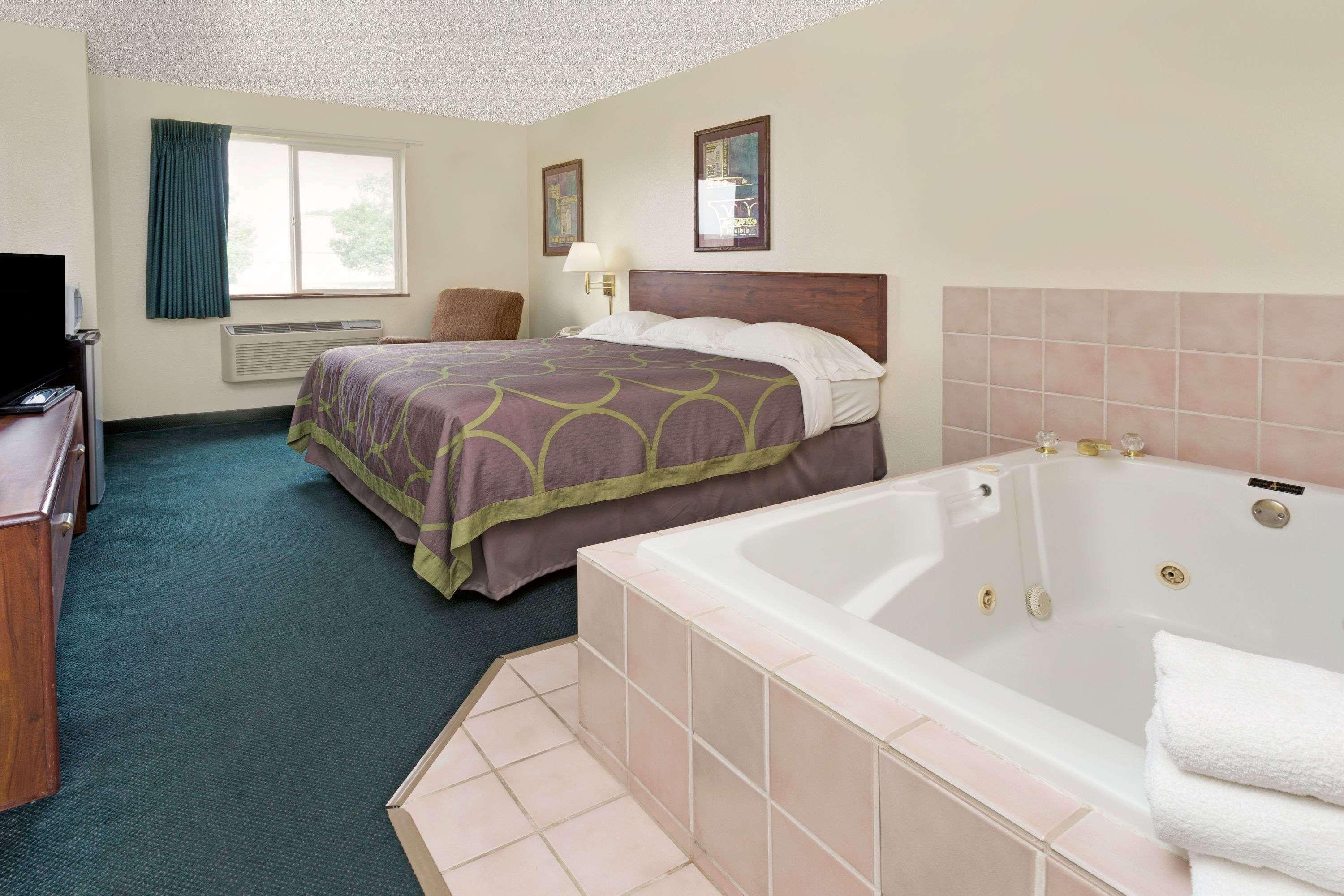 Hotel Super 8 By Wyndham Windsor Zewnętrze zdjęcie